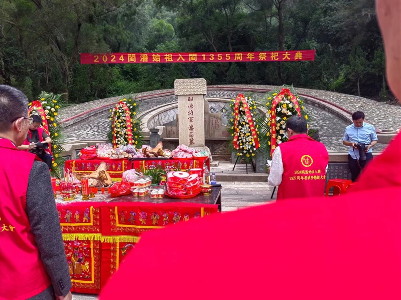 1标语和闽潘始祖墓碑同时出时.jpg